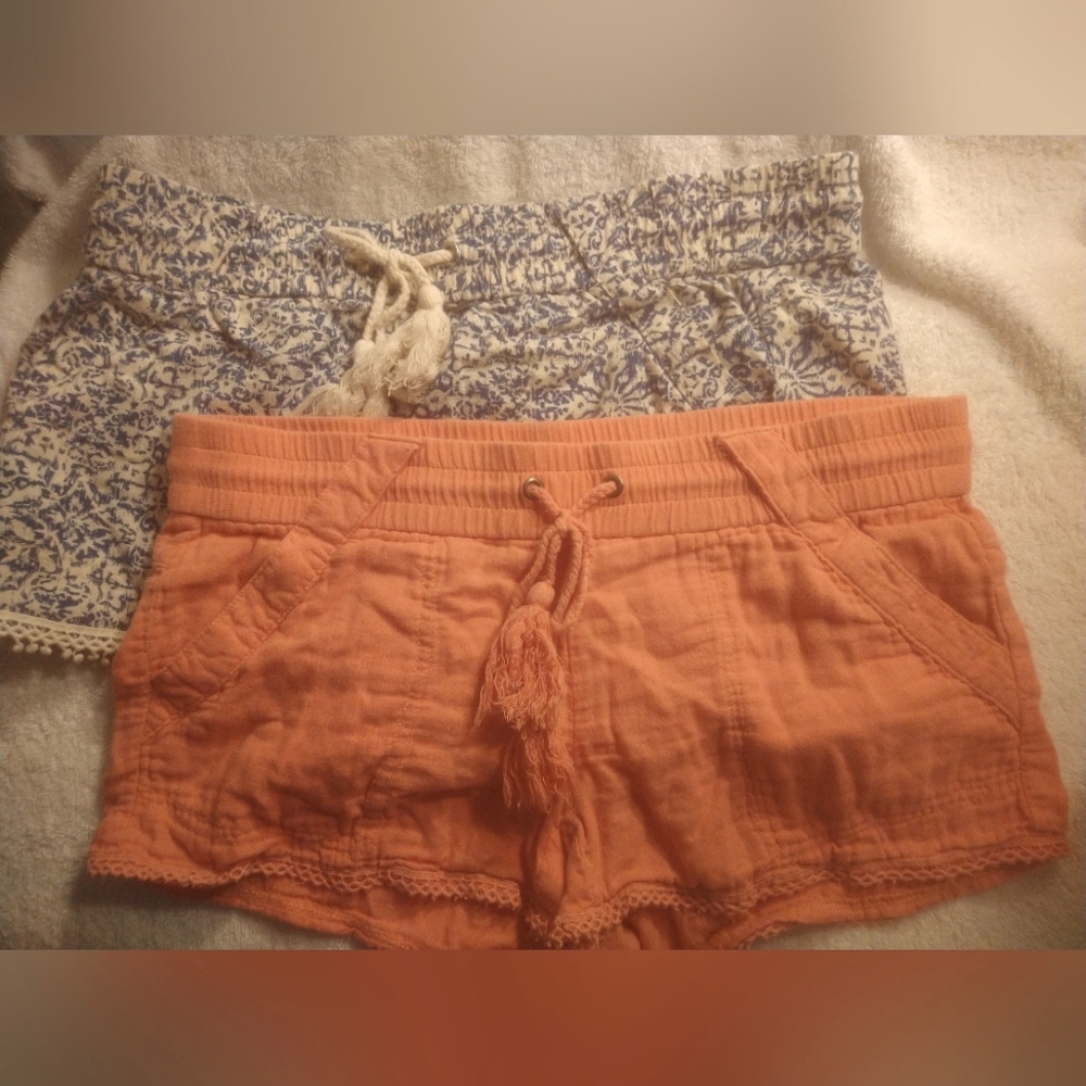 2 pair women's Jolt Knit shorts Size 7. One pair coral the other blue and white